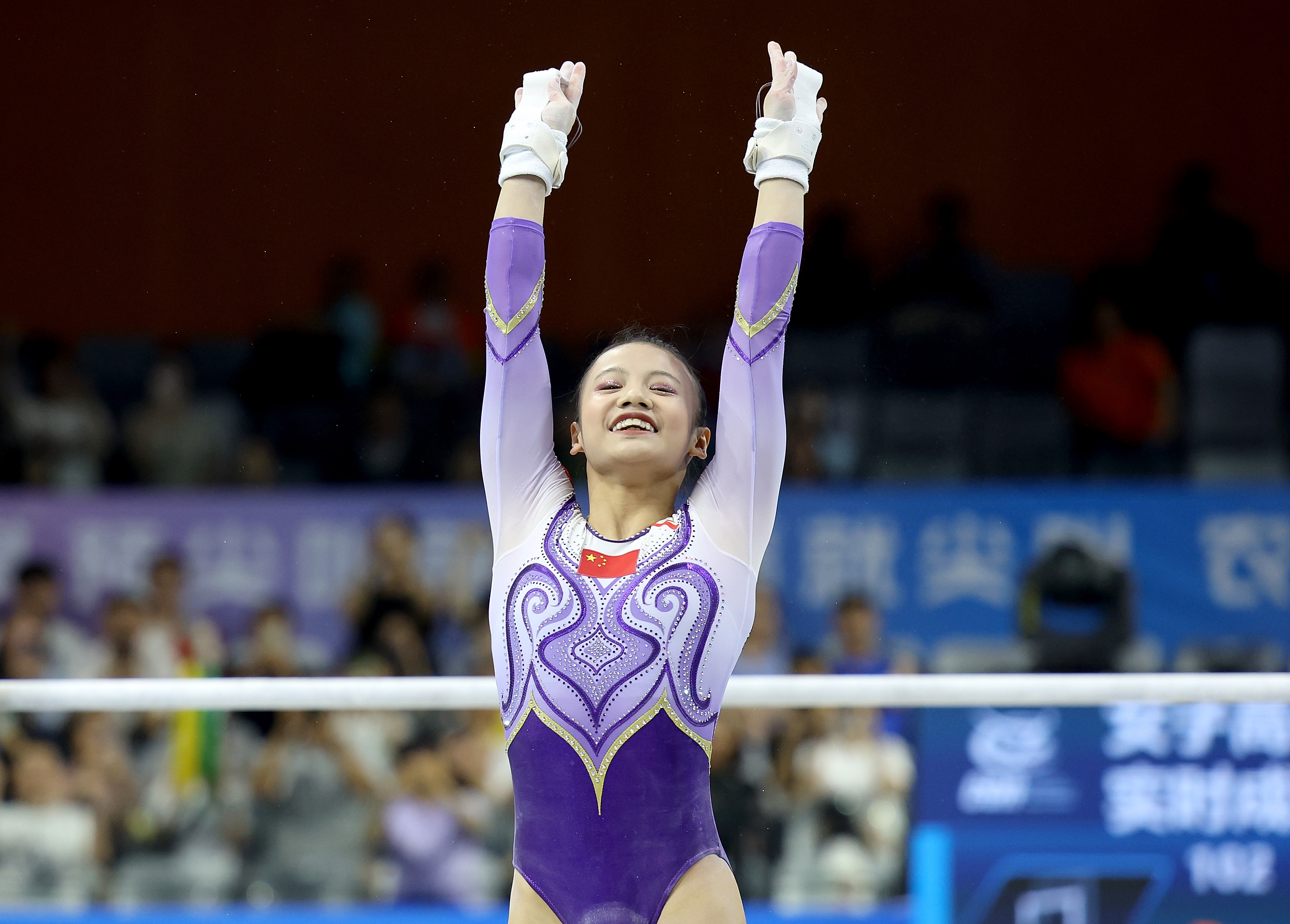 体操高低杠女子单项赛场激烈角逐